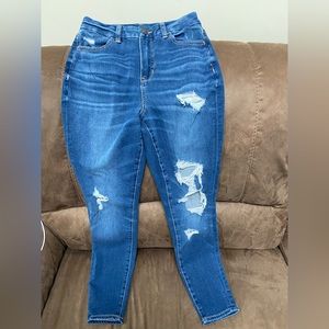 American Eagle Hi Rise Jegging size 2 Short; Distressed